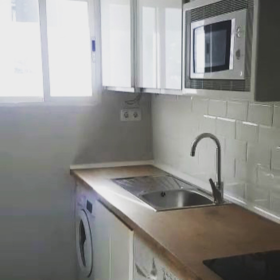 Cocina reformada en piso para alquilar