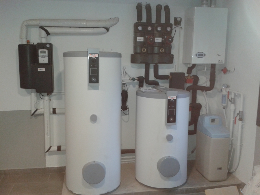 Caldera con acumulador solar y colectores suelo radiante