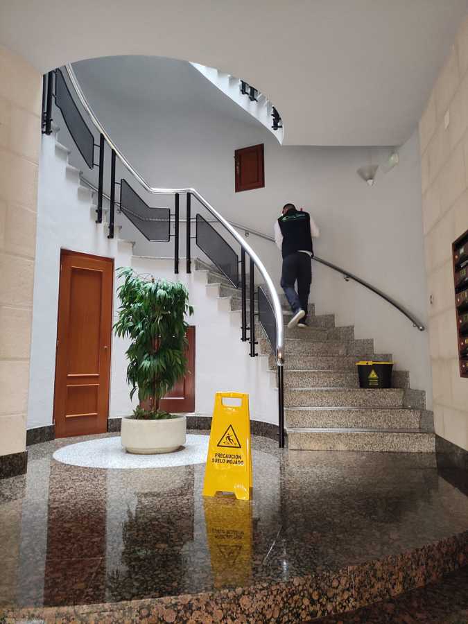 Limpieza diaria de edificio.