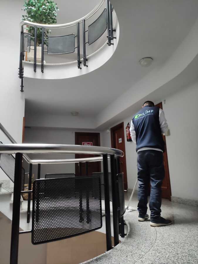 Limpieza diaria de edificio.