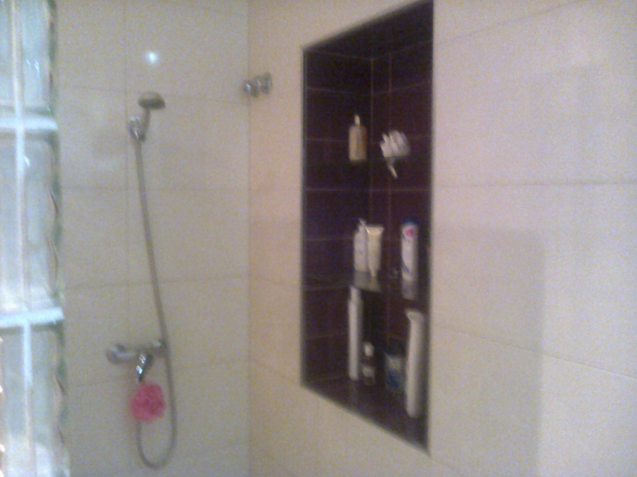 Ducha baño 2 con estanterias de cristal empotradas