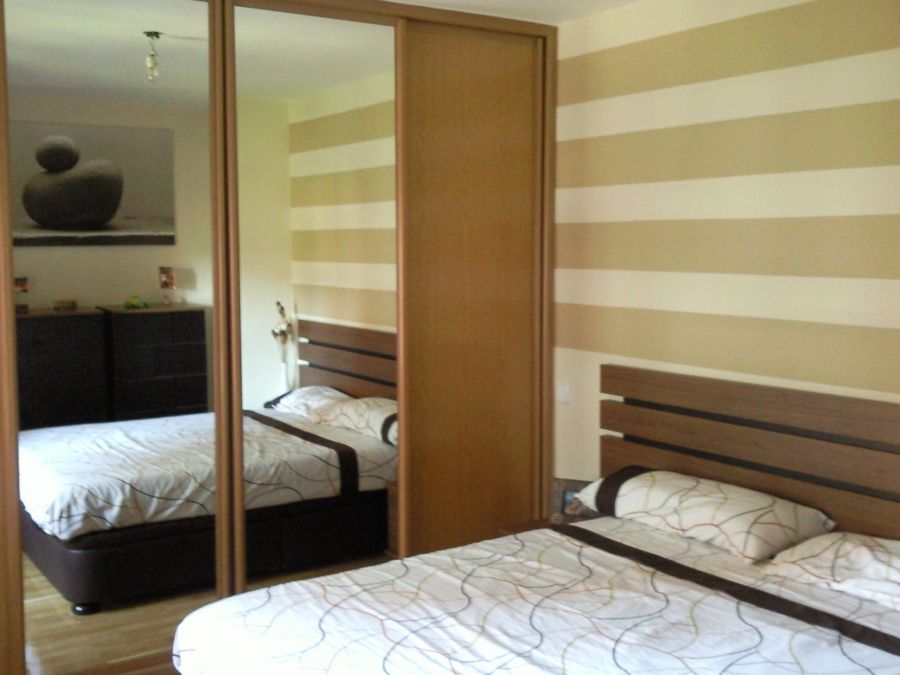Cabecero con franjas horizontales en dormitorio