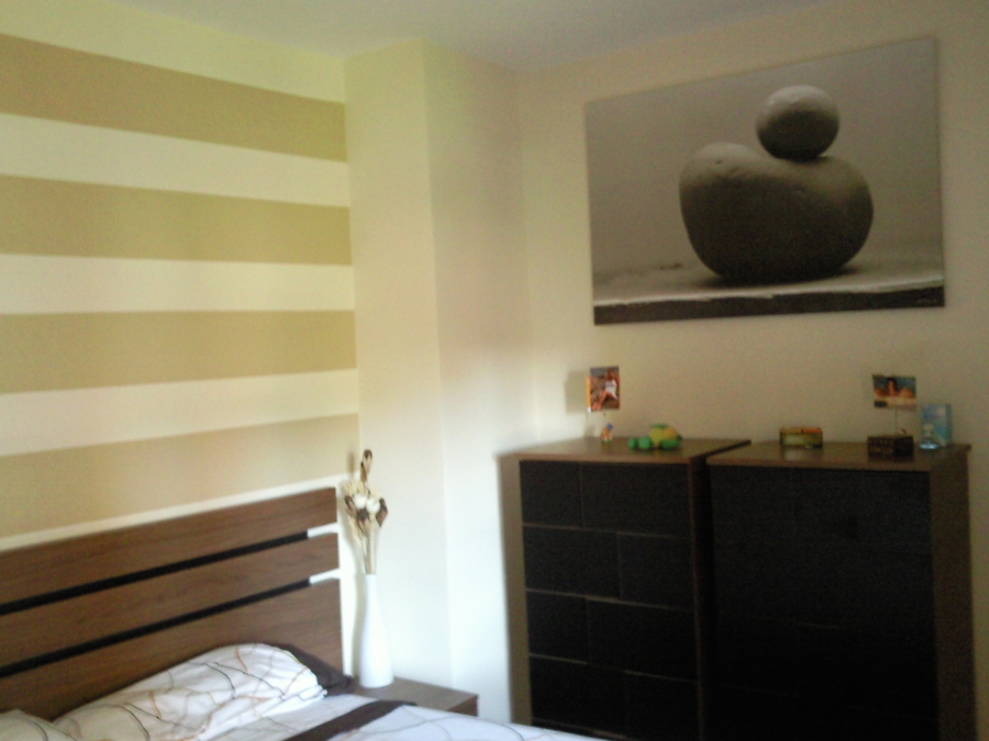 Cabecero con franjas horizontales en dormitorio