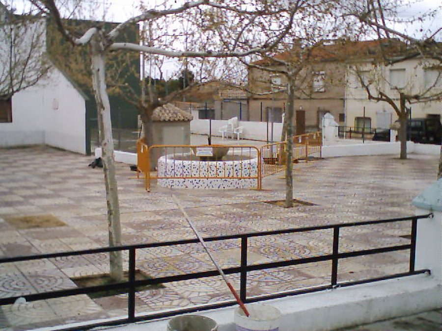 Fuente con trencadis en plaza de Casas de Pradas