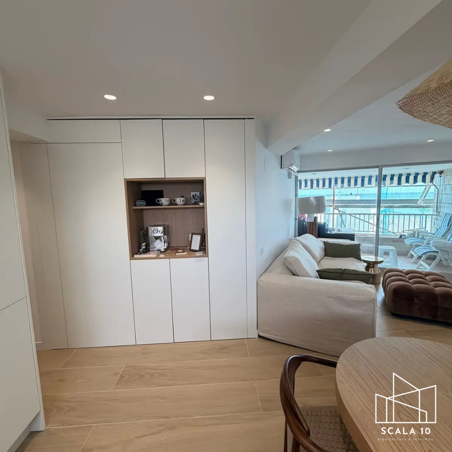 Sala-comedor reformada con diseño moderno y acabados premium