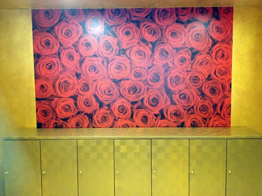 fotomural con mueble pintado en dorado 