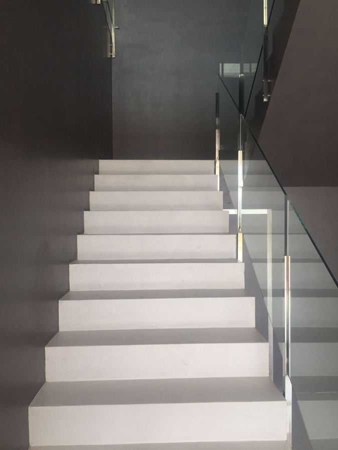 Paredes y escalera revestidas de microcemento