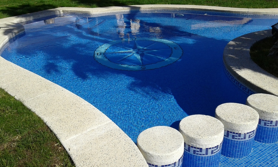 Piscina exterior en embajada en La Moraleja (MADRID)