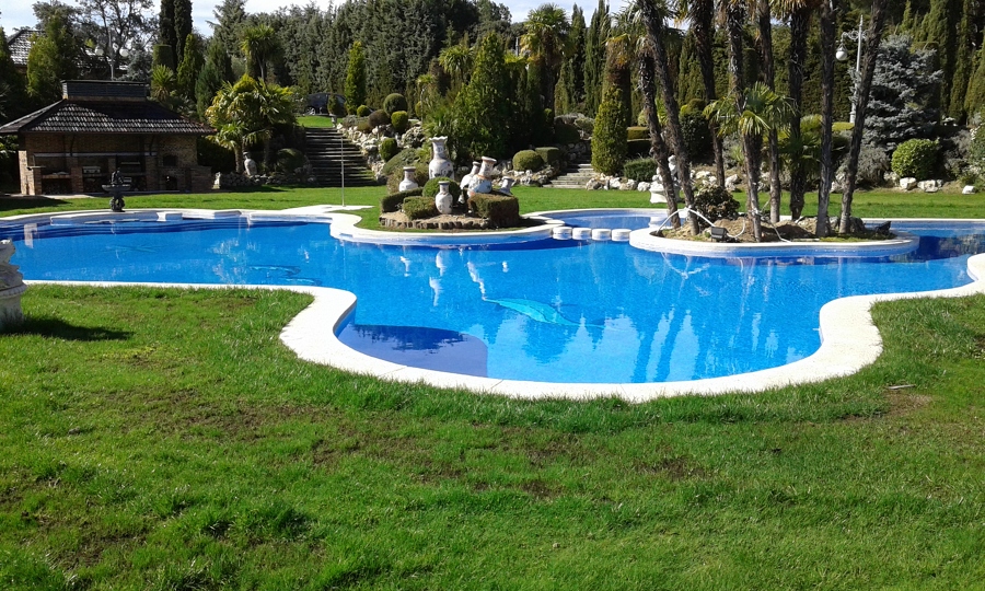 Piscina exterior en embajada en La Moraleja (MADRID)