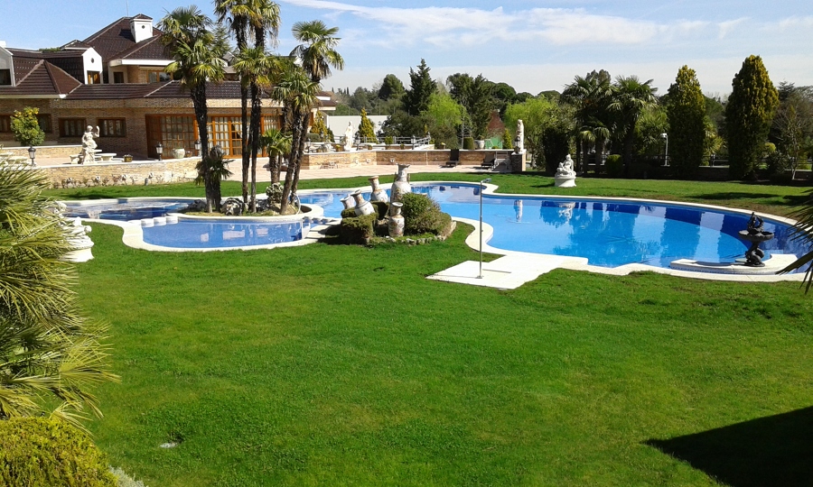 Piscina exterior en embajada en La Moraleja (MADRID)