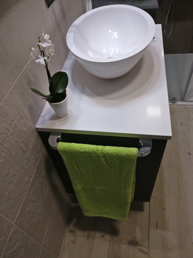 DETALLE DE TOALLERO COLGANTE EN MUEBLE