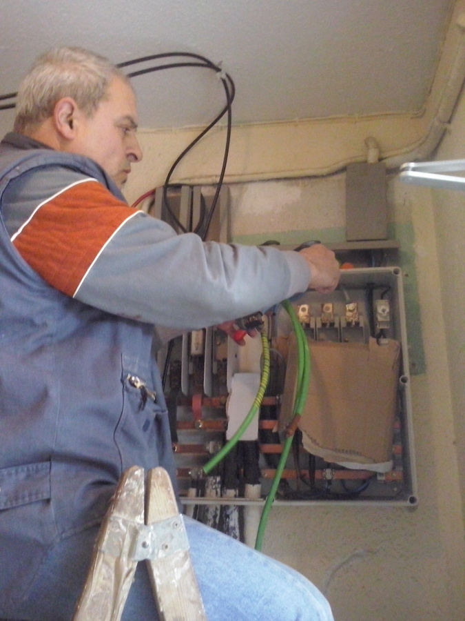 Conectan Caixa General Escala -----  Conectando Caja General Escalera