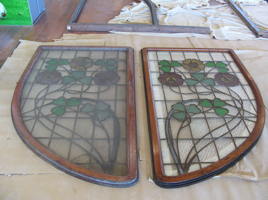 Conservación de madera y limpieza de una puerta modernista