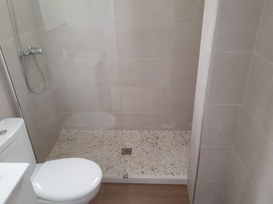 Plato ducha  acabado en piedra de rio