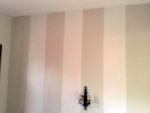 franjas en blanco sobre blanco roto en cabecera