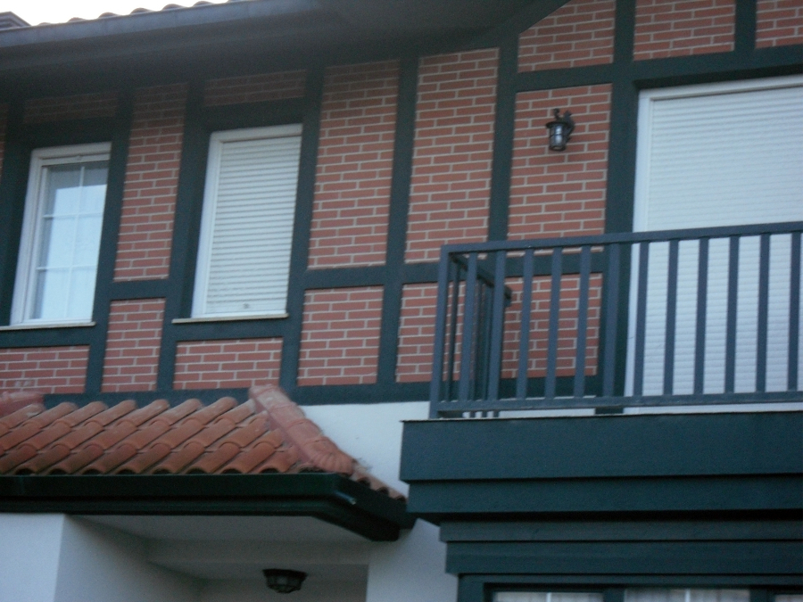 franjas pintadas en fachada