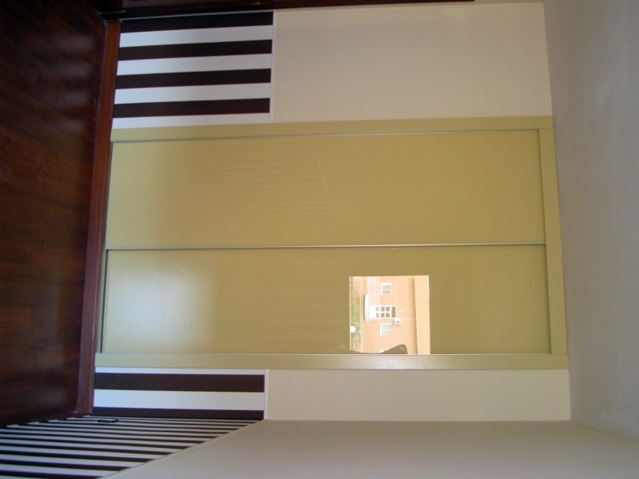 Frente  con cristal lacado crema con perfilería minimalista.