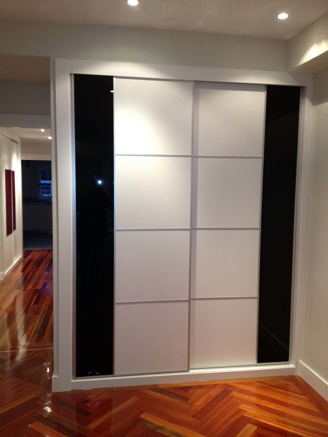 Frente de armario blanco y negro