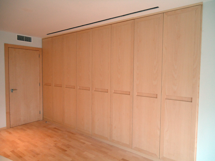 FRENTE DE ARMARIO CON TIRADOR INCRUSTADO EN PUERTA DEL MISMO ACABADO