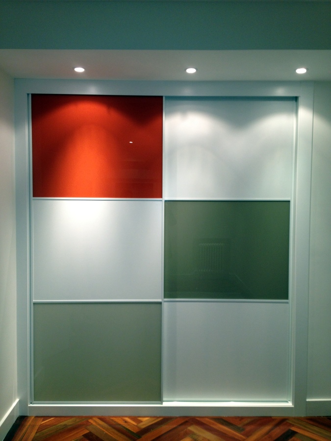 Frente de armario en blanco y vidrios lacados