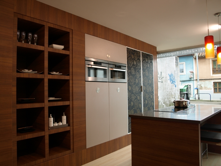 frente de cocina amueblado en columnas y baldas