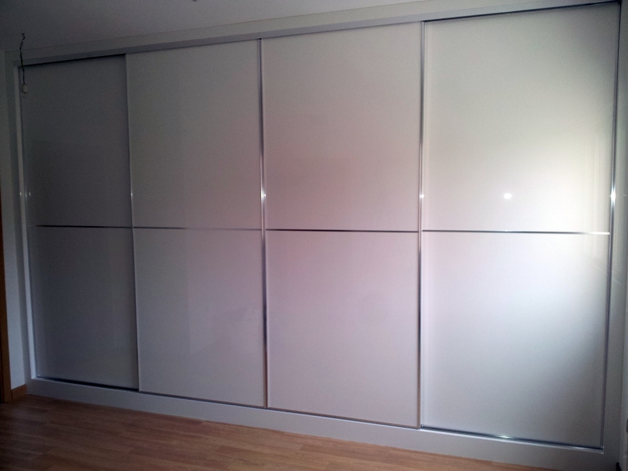 frente de puertas con perfil minimalista y paneles brillantes