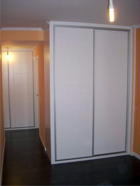 Frente fabricado en Dm lacado en blanco, detalles fresados