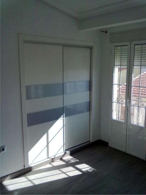 Frente fabricado en melamina blanca con franjas lacadas aluminio metalizado