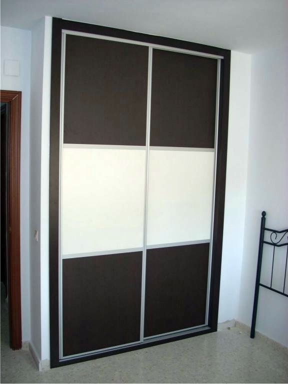 Frente fabricado en melamina wengue y franja melamina blanca