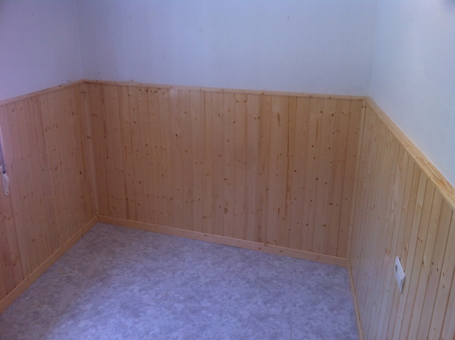 friso de abeto barnizado a media altura