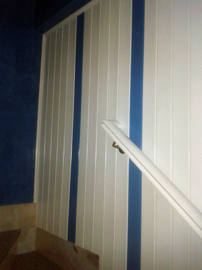 Friso lacado en blanco y azul