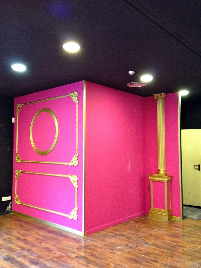 fucsia , dorado  y negro 