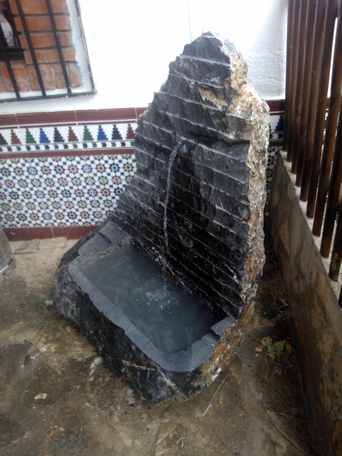 fuente de piedra rustica