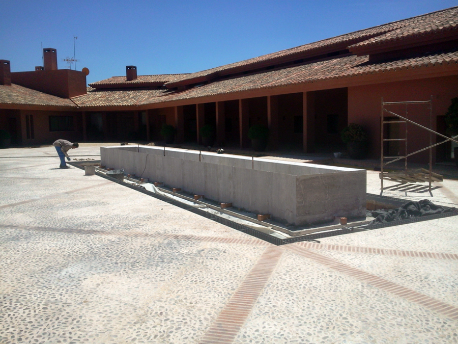 Fuente de piedra valdepeñas maciza