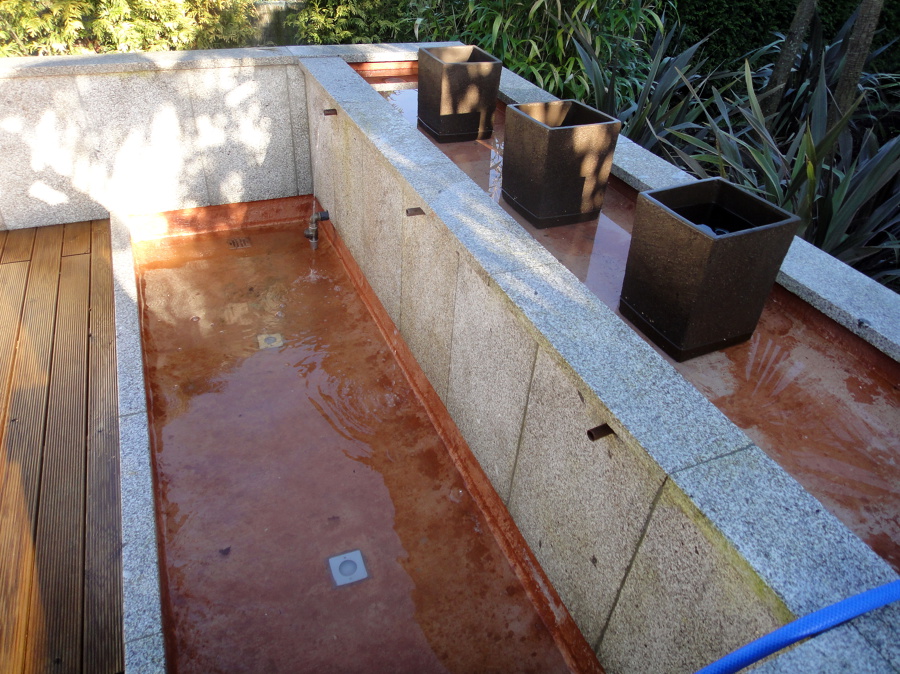 Fuente decorativa en jardin