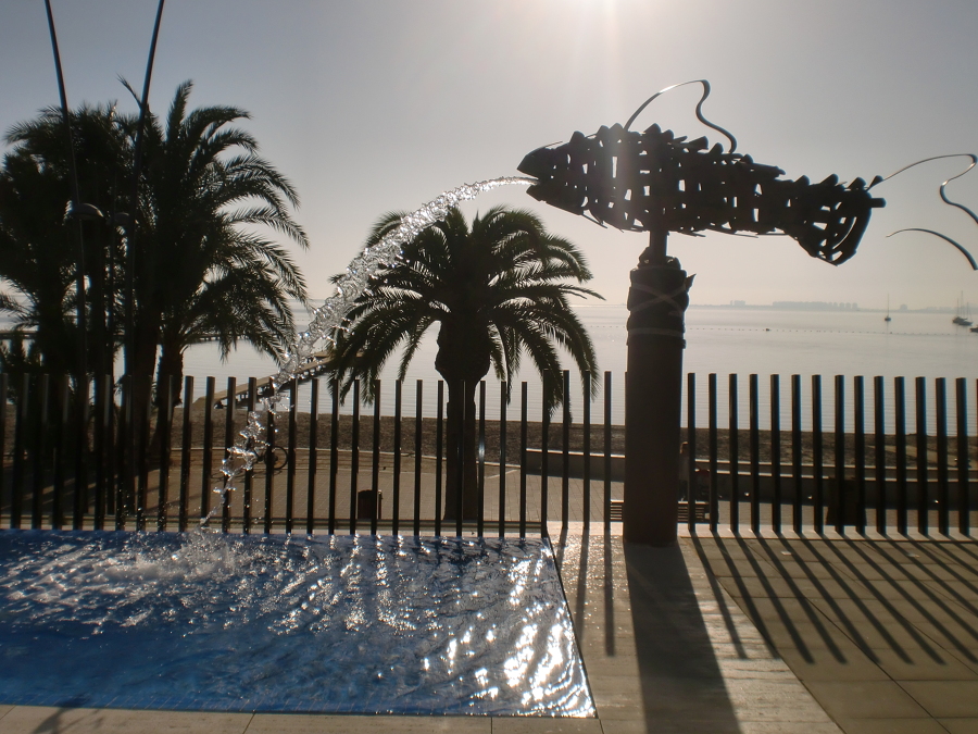 Piscina con fuente de pez