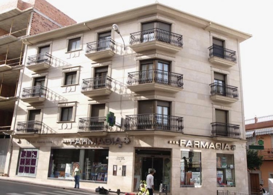 bloque ocho viviendas y farmacia en local