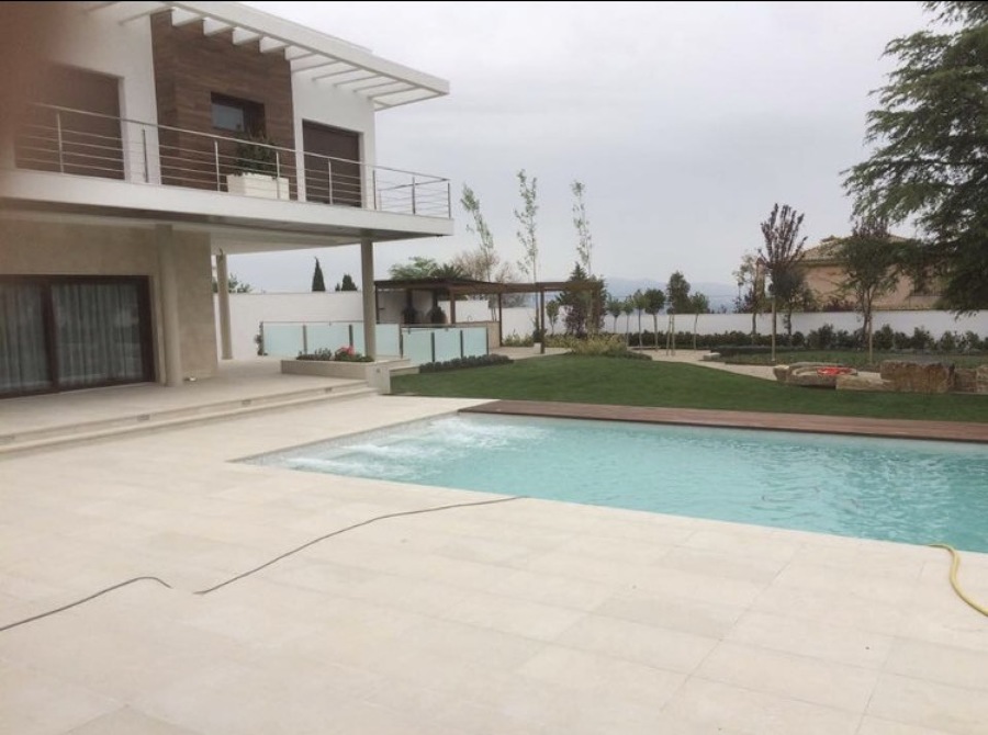 Piscina y chalet en Baeza