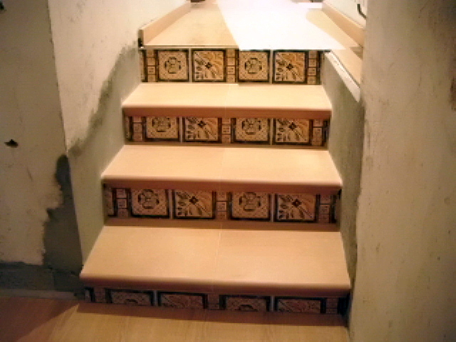 fundido de cuatro escaleras y forradas con plaqueta y tabicas con zenefa