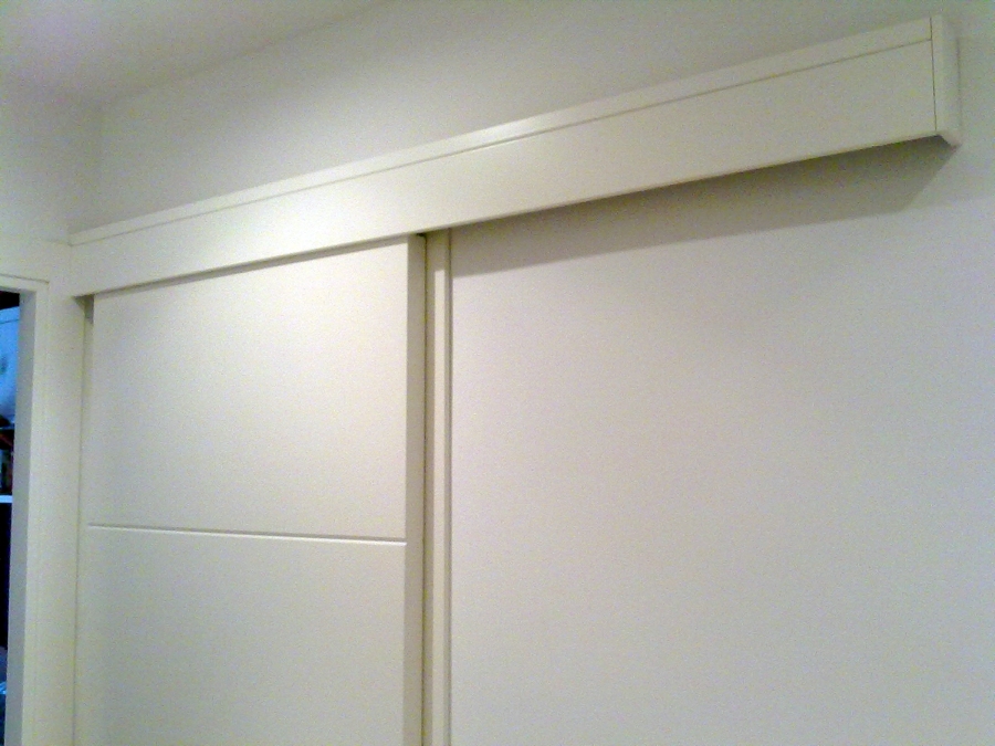 Galería registrable para hoja de puerta corredera deslizante sobre tabique