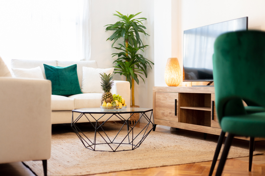 Foto detalle TV y mesa auxiliar