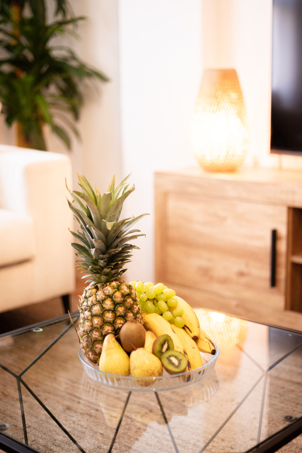 Detalle cesta de frutas tropicales home staging