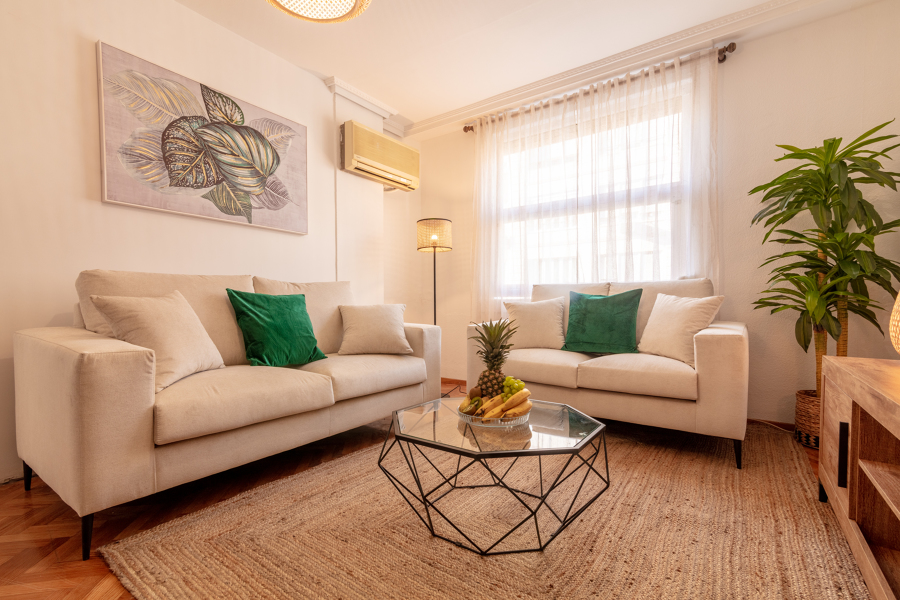 Detalle de la zona de estar, mesa auxiliar y sofás,