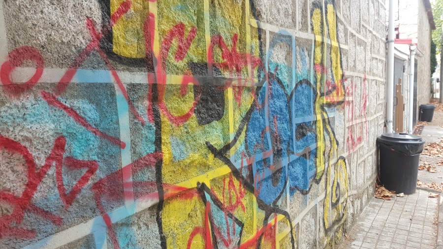 Grafitis  en muro de piedra
