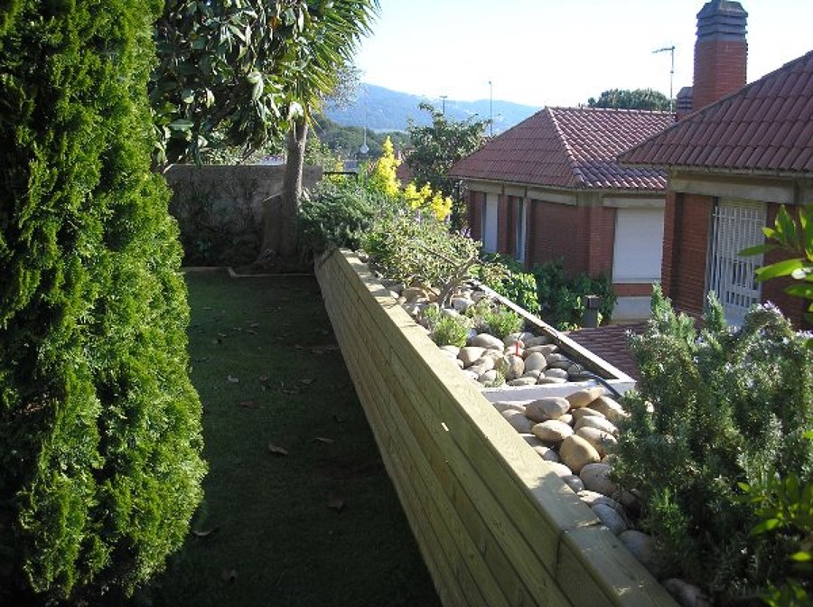 JARDINERA MADERA Y DECORACION PIEDRAS