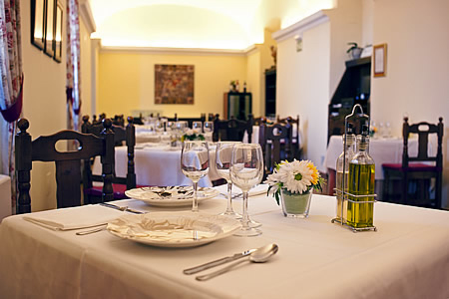 Servicios restauración y limpieza de restaurante de hotel.