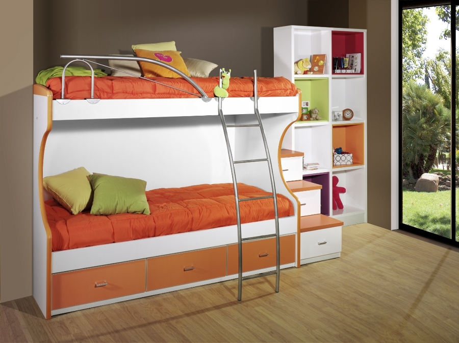 Habitación color blanco y naranja