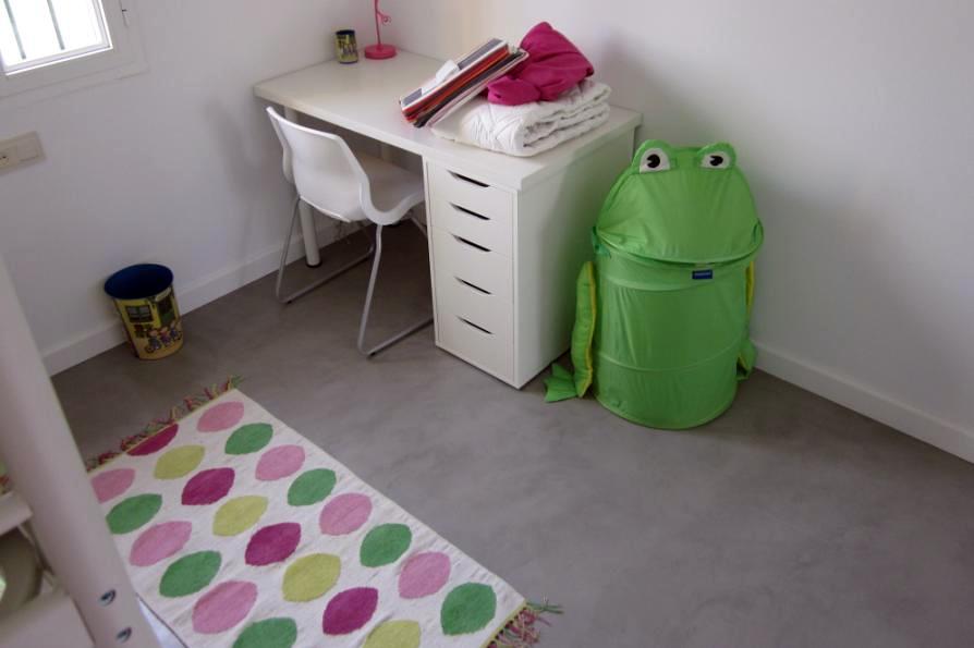 habitación gris plata