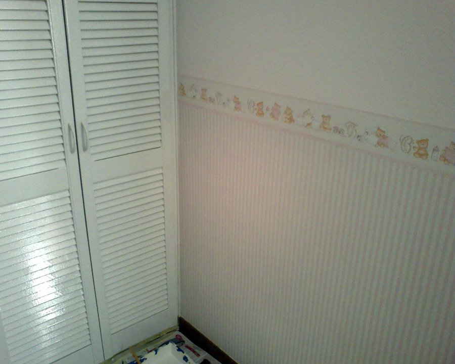 habitacion infantil color violeta con cenefa de papel decorativo