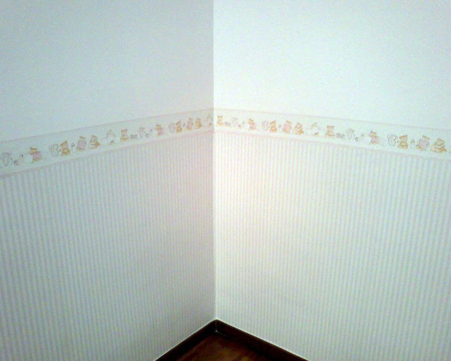 habitacion infantil en color con cenefa de papel decorativa